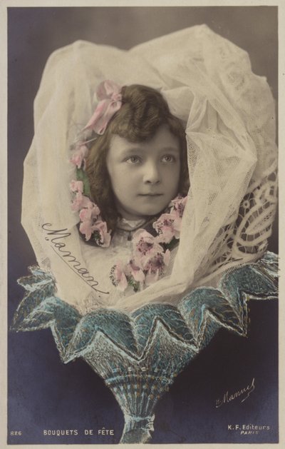 Una joven con un velo presentada como un ramo de flores de French Photographer