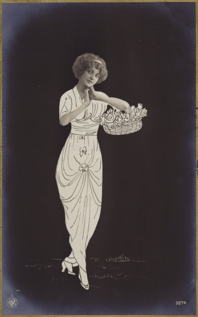 Una joven llevando una canasta de flores de French Photographer