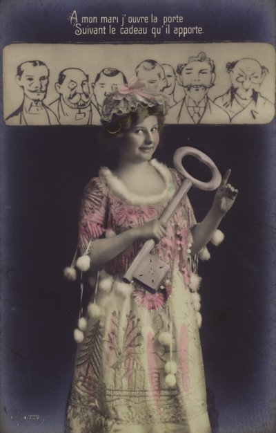 Una joven sosteniendo una gran llave y señalando a varios hombres de los cuales elegirá un esposo de French Photographer