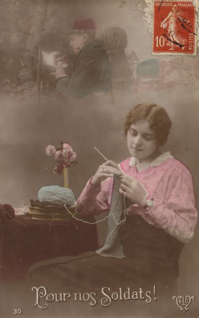 Una joven tejiendo mientras piensa en su soldado que escribe una carta a casa de French Photographer