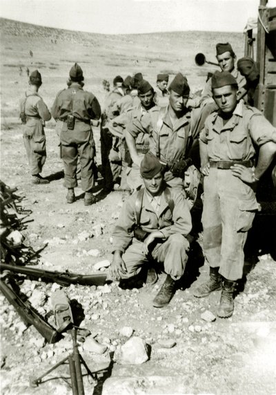 Guerra de Argelia: jóvenes soldados franceses en el Jebel, circa 1960 de French Photographer