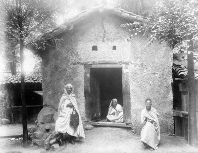 Un ejemplo de Casa Kabyle, Exposición de París, 1889 de French Photographer
