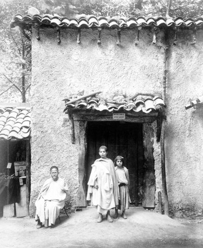 Un ejemplo de Casa Kabyle, Exposición de París, 1889 de French Photographer