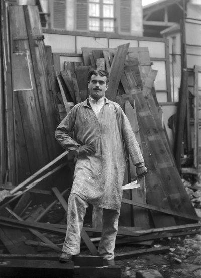 Artesano en ropa de trabajo, empleado en la restauración de la Abadía de Septfontaines de French Photographer