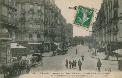 Avenida del Père-Lachaise en el 20º distrito de París, Francia. Vista de la calle con la entrada al cementerio Père Lachaise y las chimeneas del crematorio de French Photographer