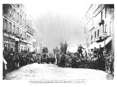 Barricada en la Rue de Flandre, durante la Comuna de París de French Photographer