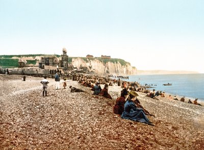 Playa y acantilados blancos en Dieppe, 1890-1900 de French Photographer