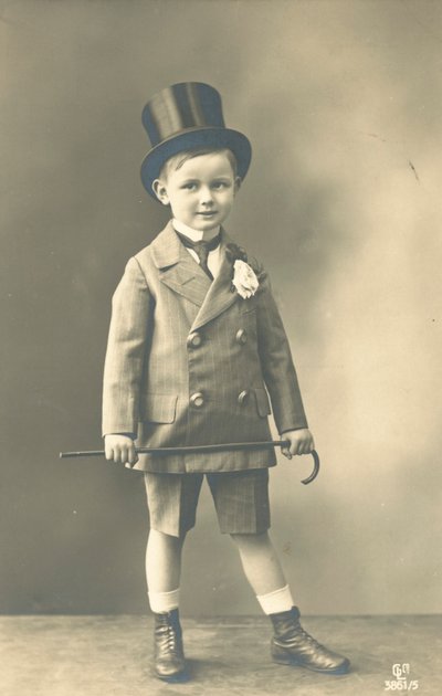 Niño en traje de doble botonadura, con sombrero de copa y sosteniendo un bastón de French Photographer