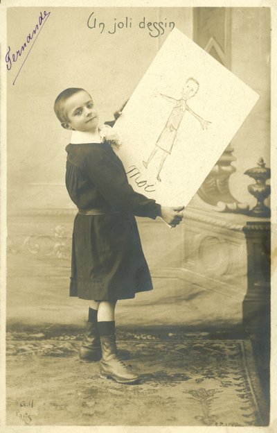 Niño con un dibujo de French Photographer