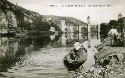 Cahors a principios del siglo XX: pescadores de arena y su barco en el Lot, puente de Valentré (Valentré) de French Photographer