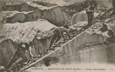 Chamonix - el ascenso del Mont Blanc. Escaladores pasando una grieta de French Photographer