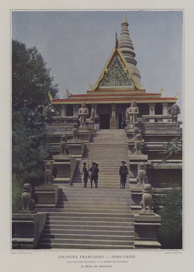 Cambio de guardia en el templo budista en la sección de Indochina de la Exposición Universal 1900, París de French Photographer