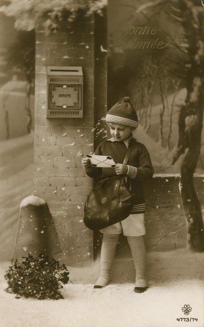 Niño a punto de enviar carta de French Photographer