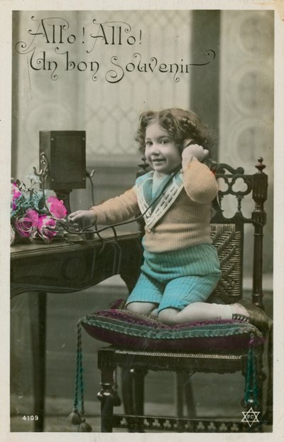 Niño usando teléfono de French Photographer