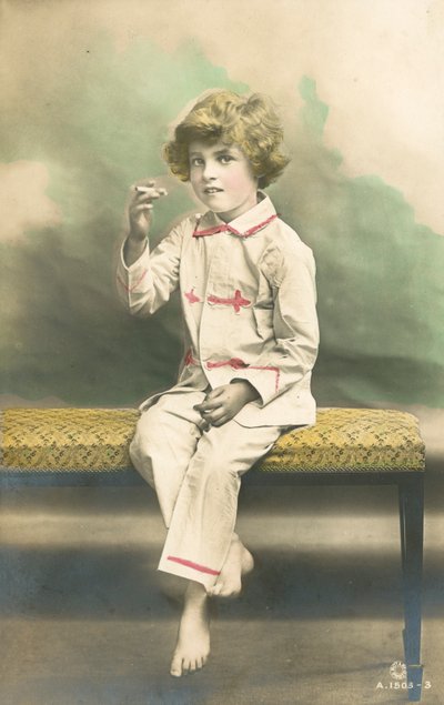 Niño, con pijama, fumando de French Photographer