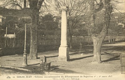Columna conmemorativa del desembarco de Napoleón en Golfe-Juan en la Costa Azul el 1 de marzo de 1815 tras su escape de Elba de French Photographer