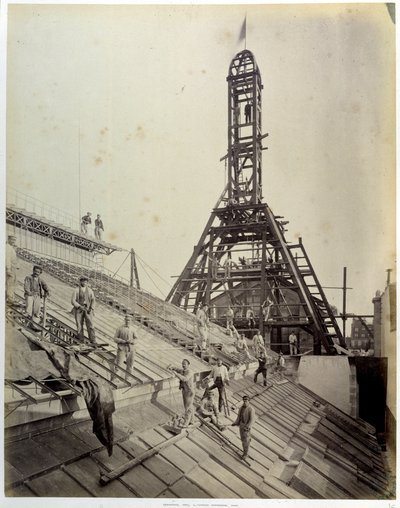 Construcción del contador nacional de descuento de París (o CNEP: uno de los cuatro bancos fundados por BNP Paribas): trabajadores en vidrio y andamios (mayo de 1881). París, Bhvp de French Photographer
