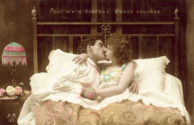 Pareja besándose en la cama de French Photographer