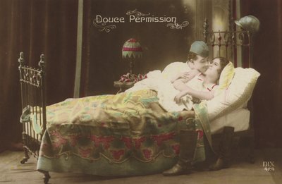 Pareja besándose en la cama de French Photographer