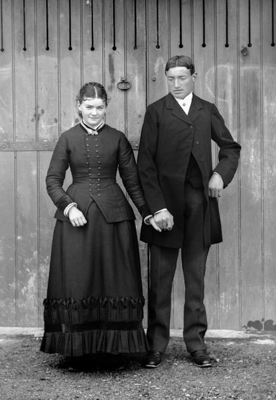 Pareja en domingo para celebrar la primera comunión de su hijo, cerca de Bourmont en Haute-Marne, alrededor de 1880. Colección Ducos. de French Photographer