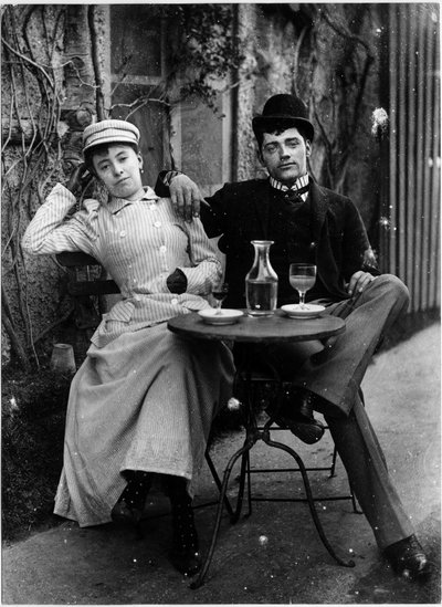 Pareja en la terraza de un café bebiendo absenta - fotografía, circa 1890 de French Photographer