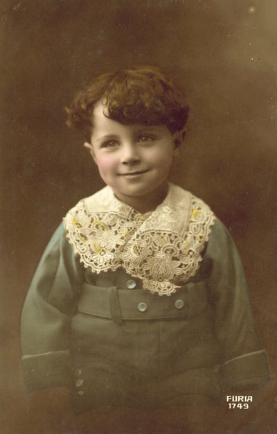 Niño lindo, con una gran sonrisa de French Photographer