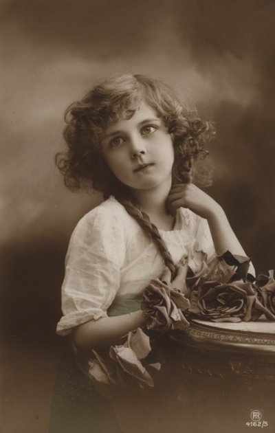 Linda niña con rosas de French Photographer