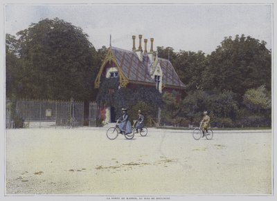 Ciclistas pasando por la Porte de Madrid en el Bois de Boulogne, París de French Photographer