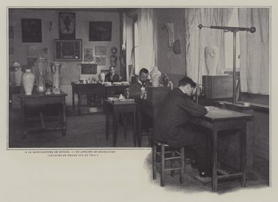 Taller de decoración en la fábrica de porcelana de Sèvres, Francia de French Photographer
