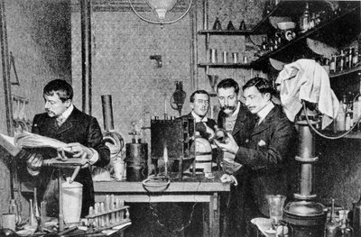 Directores de la Sociedad de Alquimia y Astrología de Francia en su laboratorio, 1903 de French Photographer