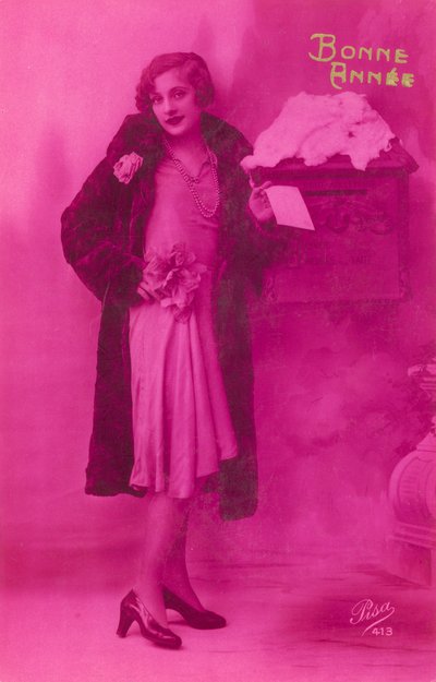Chica elegante a punto de enviar tarjeta de felicitación de Año Nuevo de French Photographer