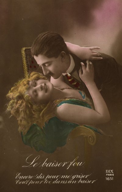 Pareja abrazándose de French Photographer