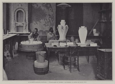 Esmaltado a pincel en la fábrica de porcelana de Sèvres, Francia de French Photographer