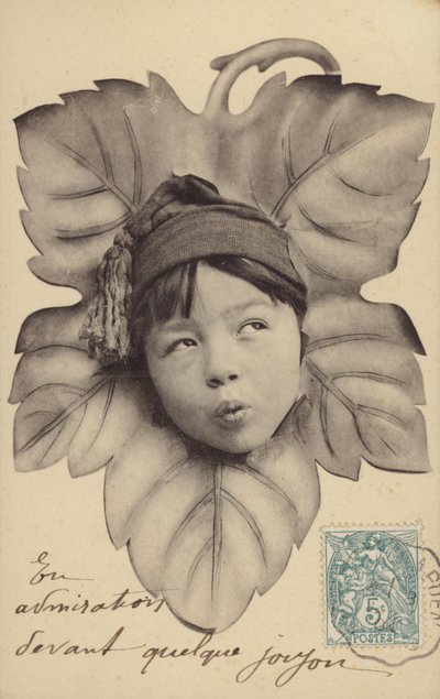 El rostro de un niño en el centro de una hoja de French Photographer