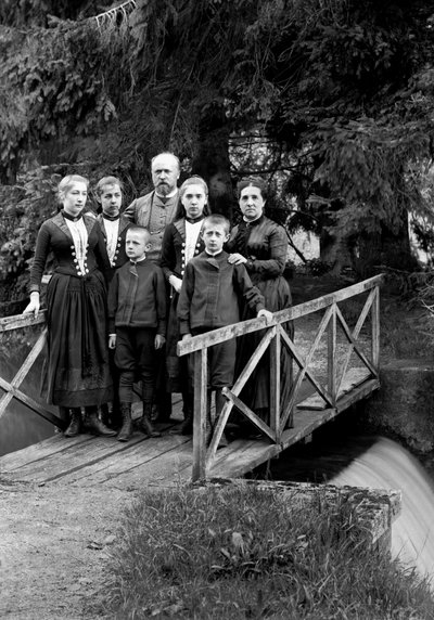 Familia de habitantes urbanos, posando en su jardín, cerca de Bourmont de French Photographer
