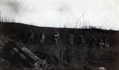Primera Guerra Mundial (1914-1918): un grupo de soldados marchando en Rocour (Saint Quentin) (Aisne) de French Photographer