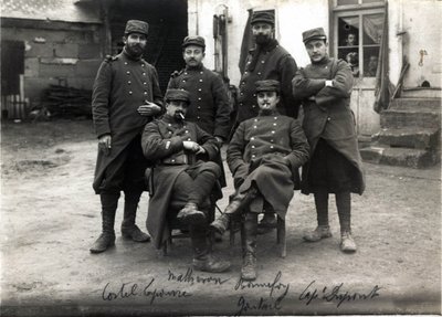 Primera Guerra Mundial (1914-1918): telefonistas y secretarias del Estado Mayor del Coronel Debenedetti (?) granja Laroque cerca de Roye sur Matz (Roye-sur-Matz, Oise). Marzo de 1915 de French Photographer