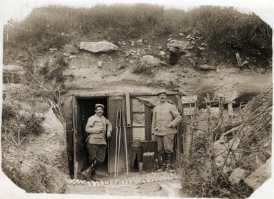Primera Guerra Mundial (1914-1918): el puesto de mando del Teniente De Benedetti, el secretario a la izquierda, el oficial de batallón a la derecha. Entre ellos, señales de bengalas, periscopio, torpedos. 05/1916 de French Photographer