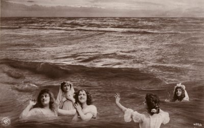 Cinco mujeres vestidas en el mar de French Photographer