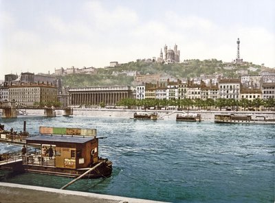Fourvière desde el muelle de St. Antoine, Lyon, pub. c.1900 de French Photographer