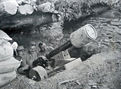 Cañón francés de 48 usado para lanzar minas terrestres, 1915 de French Photographer