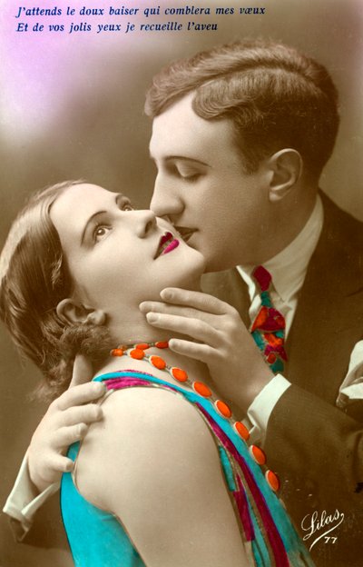 Pareja francesa besándose, c.1920 (impresión en plata coloreada a mano) de French Photographer