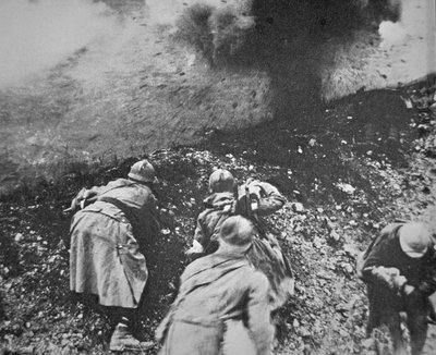 Infantería francesa bajo fuego de la artillería alemana durante la Batalla de Verdún de French Photographer