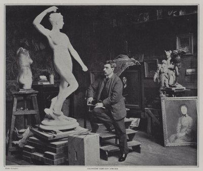 Pintor y escultor francés Alexandre Falguiere en su estudio (foto en blanco y negro) de French Photographer