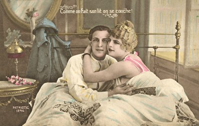 Soldado francés en la cama con su chica de French Photographer