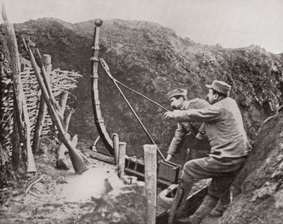 Soldados franceses usando una catapulta para lanzar bombas durante la Primera Guerra Mundial, de The Illustrated War News, 1915 de French Photographer