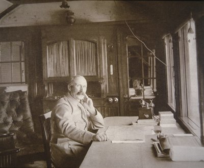 General Pétain en su vagón-salón cuartel general durante la Batalla de Verdún, febrero-diciembre de 1916 de French Photographer