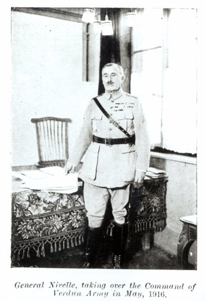 El General Robert Nivelle tomando el mando del ejército en Verdún, mayo de 1916 de French Photographer