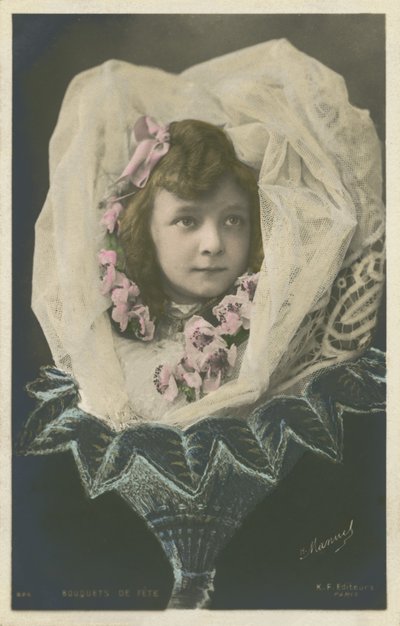 Niña en una flor de French Photographer