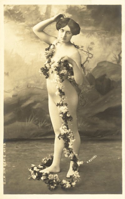 Niña en malla corporal sosteniendo una guirnalda de flores de French Photographer